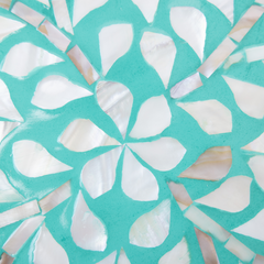 Lagonis - Grand plateau rond tout nacre, fond lagon turquoise et pétales irisés – vue 3 – Produit artisanal fait à la main · Kuênia