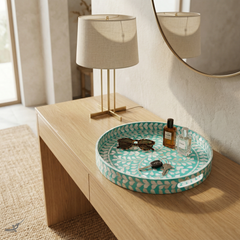 Lagonis - Grand plateau rond tout nacre, fond lagon turquoise et pétales irisés – vue d'usage – Produit artisanal fait à la main · Kuênia