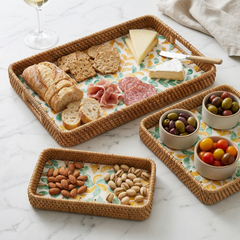 Autonia - Set de 3 plateaux rectangulaires en rotin et nacre fait main, motif feuillage automnal – vue d'ambiance – Produit artisanal fait à la main · Kuênia