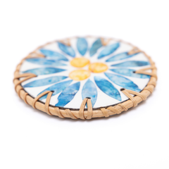 Rayons de Bleuet - Set de 6 sous-verres en rotin et nacre fait main, motif floral bleu – vue 3 – Produit artisanal fait à la main · Kuênia