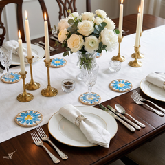 Rayons de Bleuet - Set de 6 sous-verres en rotin et nacre fait main, motif floral bleu – vue d'usage – Produit artisanal fait à la main · Kuênia