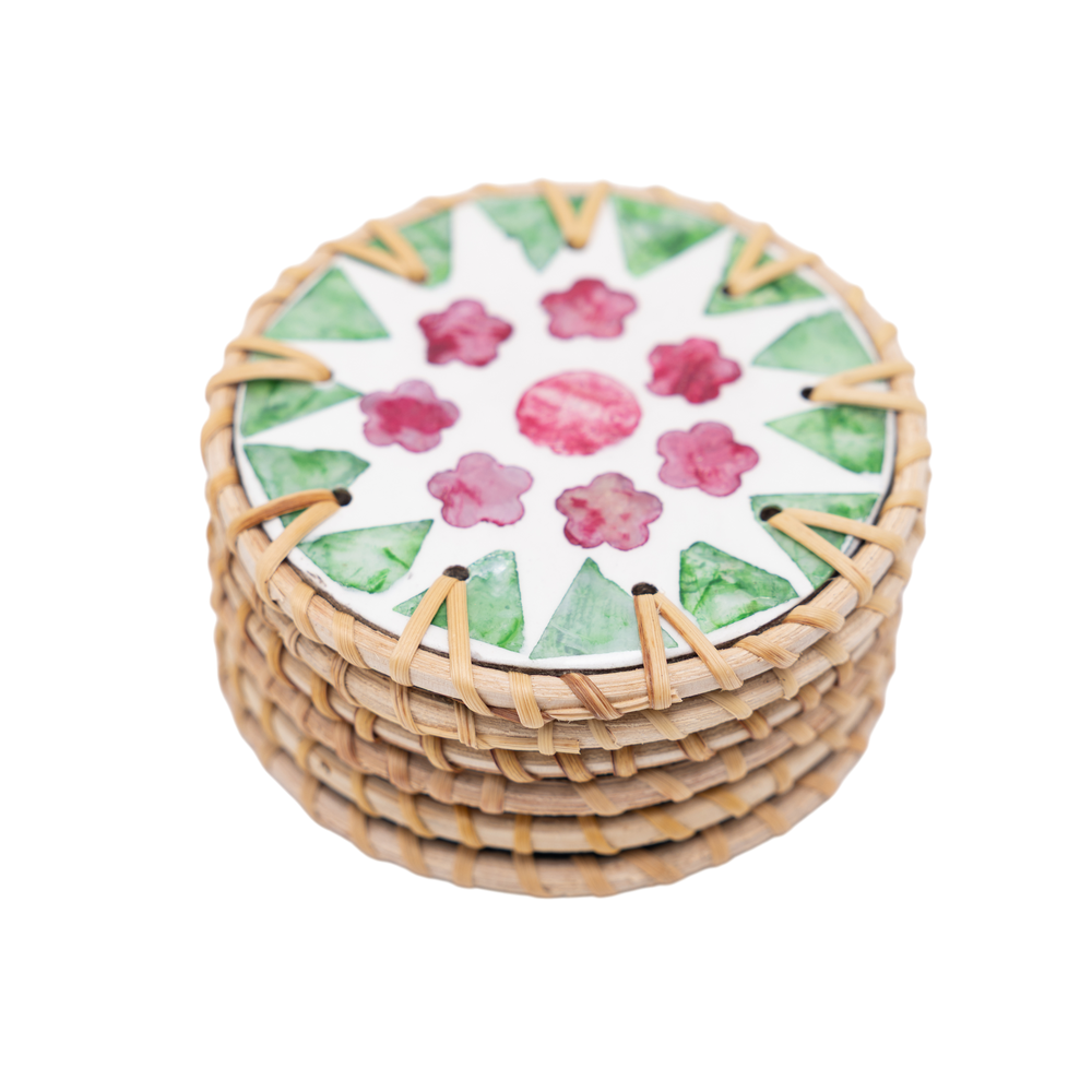 Ronde de Cerisier - Set de 6 sous-verres en rotin et nacre fait main, motif floral rose et vert sur fond transparent – Produit artisanal fait à la main · Kuênia
