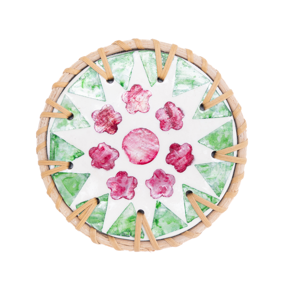 Ronde de Cerisier - Set de 6 sous-verres en rotin et nacre fait main, motif floral rose et vert – vue 2 – Produit artisanal fait à la main · Kuênia