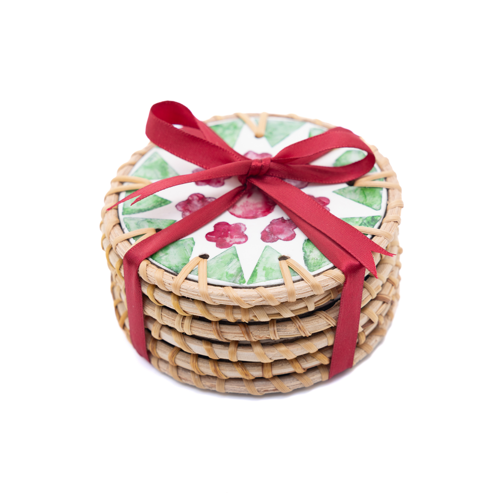 Ronde de Cerisier - Set de 6 sous-verres en rotin et nacre fait main, motif floral rose et vert – vue 5 – Produit artisanal fait à la main · Kuênia