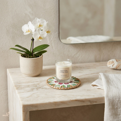Ronde de Cerisier - Set de 6 sous-verres en rotin et nacre fait main, motif floral rose et vert – mise en scène – Produit artisanal fait à la main · Kuênia