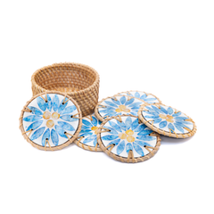Rayons de Bleuet - Coffret de 6 sous-verres en rotin et nacre, avec couvercle, motif floral bleu – Produit artisanal fait à la main · Kuênia