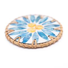 Rayons de Bleuet - Coffret de 6 sous-verres en rotin et nacre, avec couvercle, motif floral bleu – vue 3 – Produit artisanal fait à la main · Kuênia