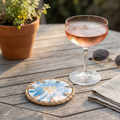Rayons de Bleuet - Coffret de 6 sous-verres en rotin et nacre, avec couvercle, motif floral bleu – mise en scène – Produit artisanal fait à la main · Kuênia