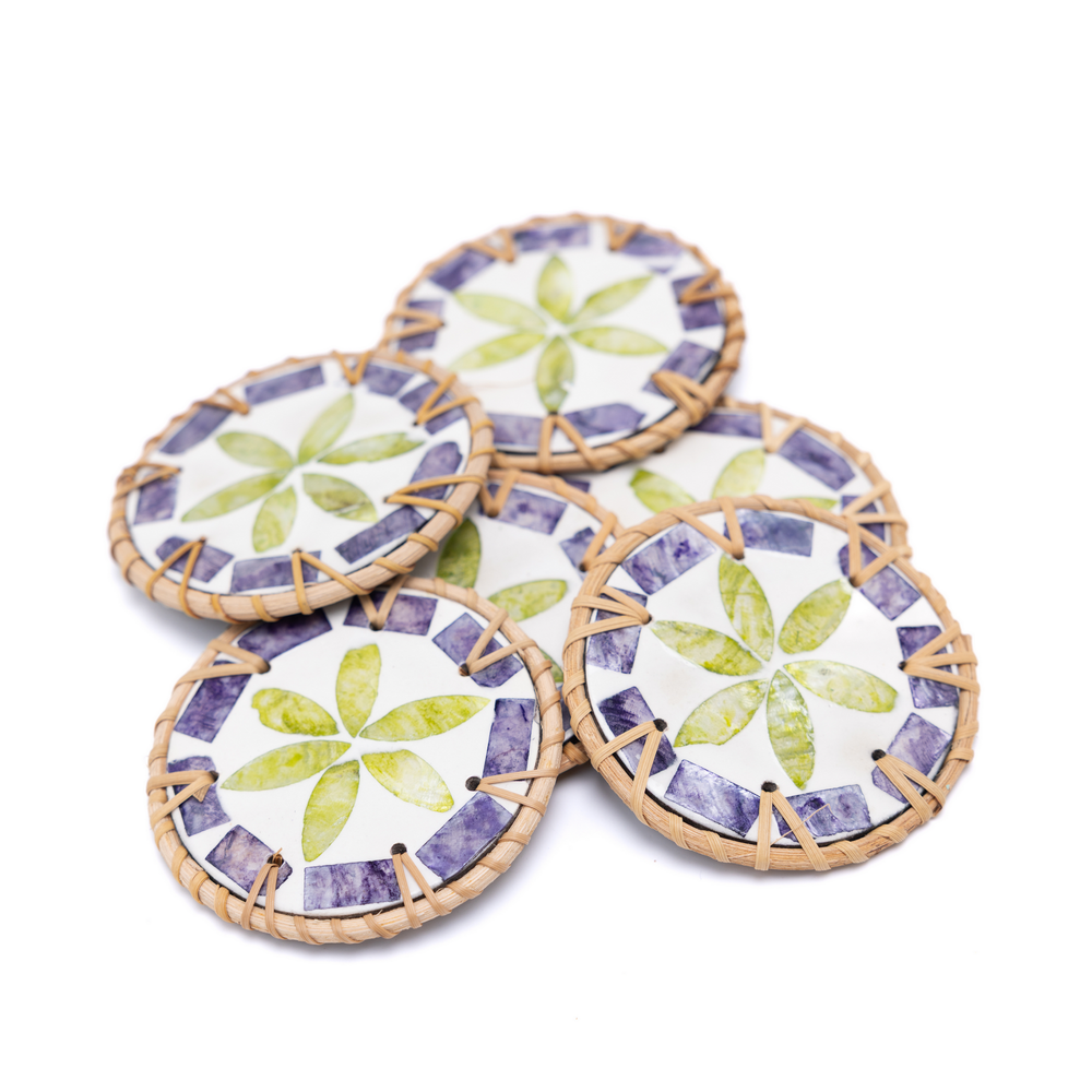 Étoile de Pervenche – Coffret de 6 sous-verres en rotin et nacre, avec couvercle, motif floral violet et vert – vue 4 – Produit artisanal fait à la main · Kuênia