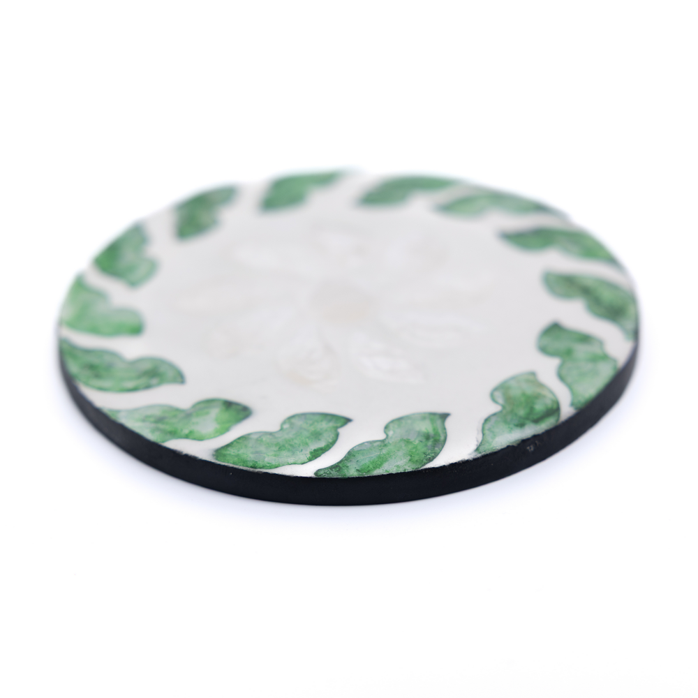 Tourbillons d'Émeraude - Coffret de 6 sous-verres tout nacre, motif végétal tourbillonnant – vue 3 – Produit artisanal fait à la main · Kuênia