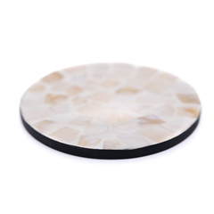 Écorces d'Ambre - Coffret de 6 sous-verres tout nacre, motif mosaïque blanc et ambré – vue 3 – Produit artisanal fait à la main · Kuênia