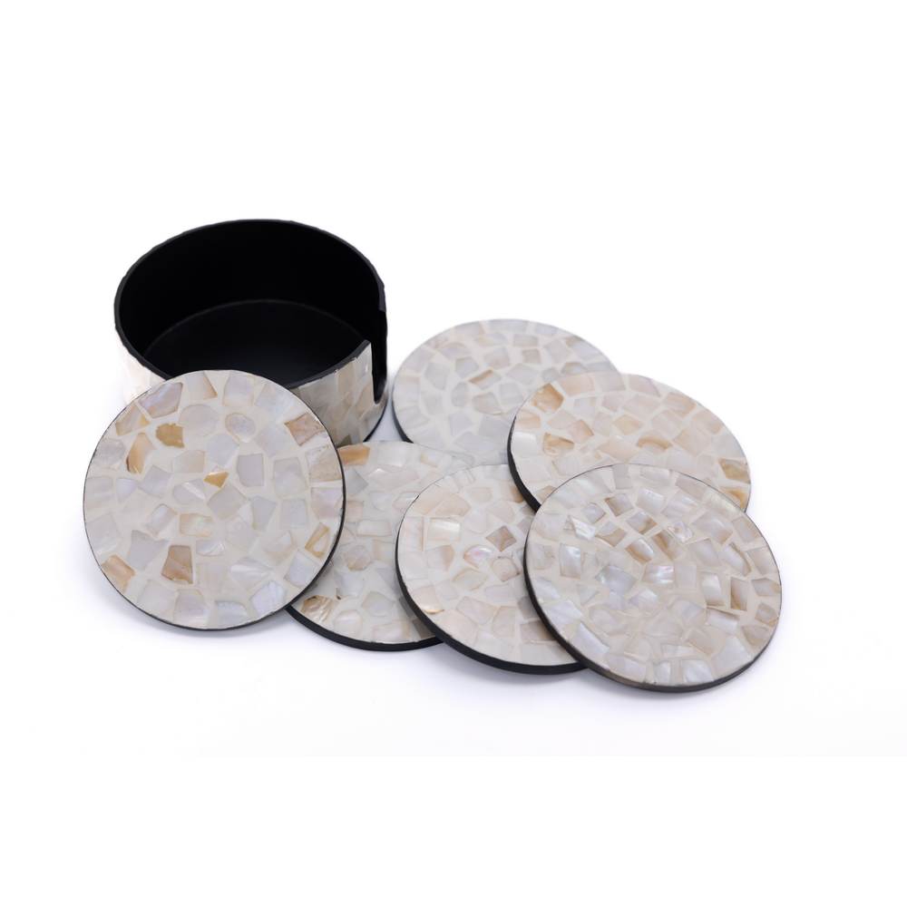 Écorces d'Ambre - Coffret de 6 sous-verres tout nacre, motif mosaïque blanc et ambré – vue 4 – Produit artisanal fait à la main · Kuênia