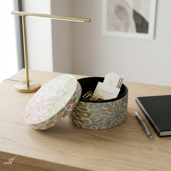 Le Jardin Secret - Boîte décorative ronde en nacre, motif fleuri pastel – vue d'ambiance – Produit artisanal fait à la main · Kuênia