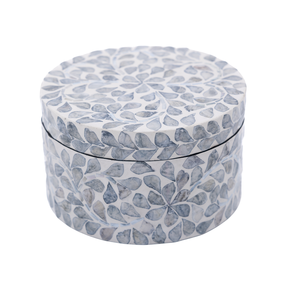 L'Écrin du Temps – Boîte décorative ronde en nacre, motif fleuri intemporel sur fond transparent – Produit artisanal fait à la main · Kuênia