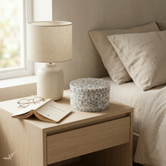 L'Écrin du Temps – Boîte décorative ronde en nacre, motif fleuri intemporel – vue d'ambiance – Produit artisanal fait à la main · Kuênia