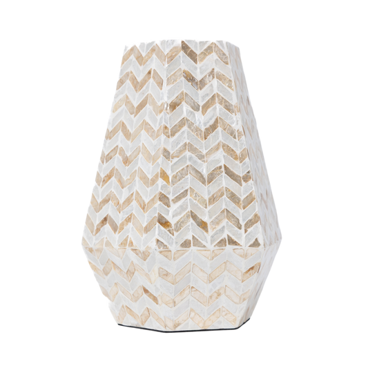 Prisma Largo - Vase large prismatique en marqueterie de nacre, motif chevrons dorés sur fond transparent – Produit artisanal fait à la main · Kuênia