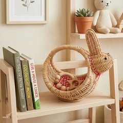 Taito - Panier lapin en rotin tressé main – vue d'usage – Produit artisanal fait à la main · Kuênia
