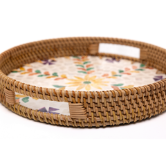 Floretia - Plateau rond en rotin et nacre fait main, motif floral multicouleur – vue 3 – Produit artisanal fait à la main · Kuênia