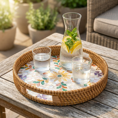 Floretia - Plateau rond en rotin et nacre fait main, motif floral multicouleur – vue d'ambiance – Produit artisanal fait à la main · Kuênia