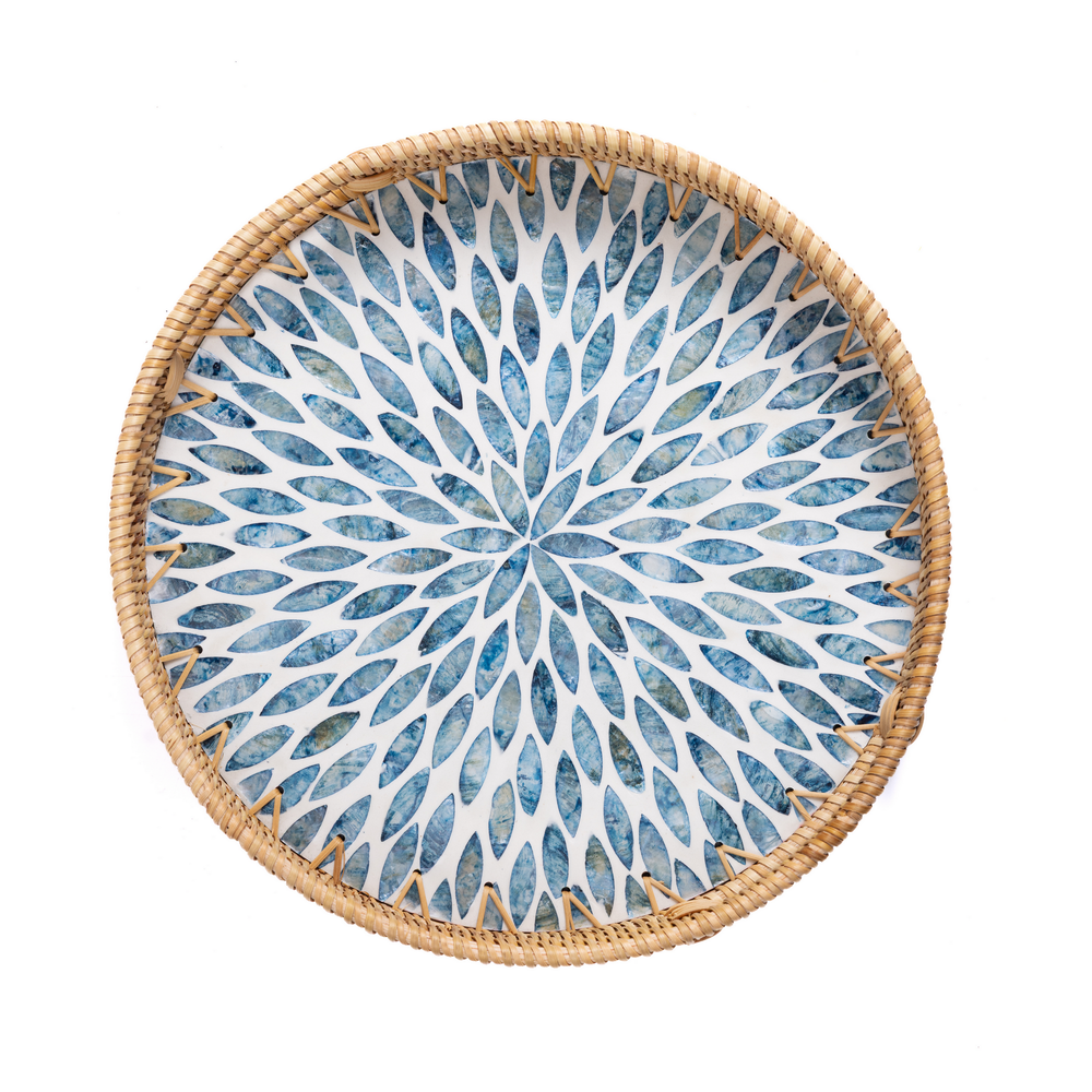 Mandalia - Plateau rond en rotin et nacre fait main, motif mandala bleu – vue 2 – Produit artisanal fait à la main · Kuênia
