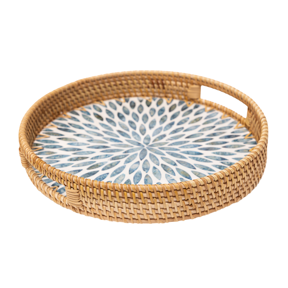 Mandalia - Plateau rond en rotin et nacre fait main, motif mandala bleu sur fond transparent – Produit artisanal fait à la main · Kuênia