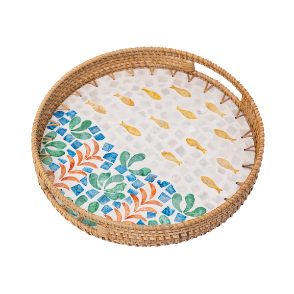 Aquaria - Plateau rond en rotin et nacre fait main, motif corail et banc de poisson sur fond transparent – Produit artisanal fait à la main · Kuênia
