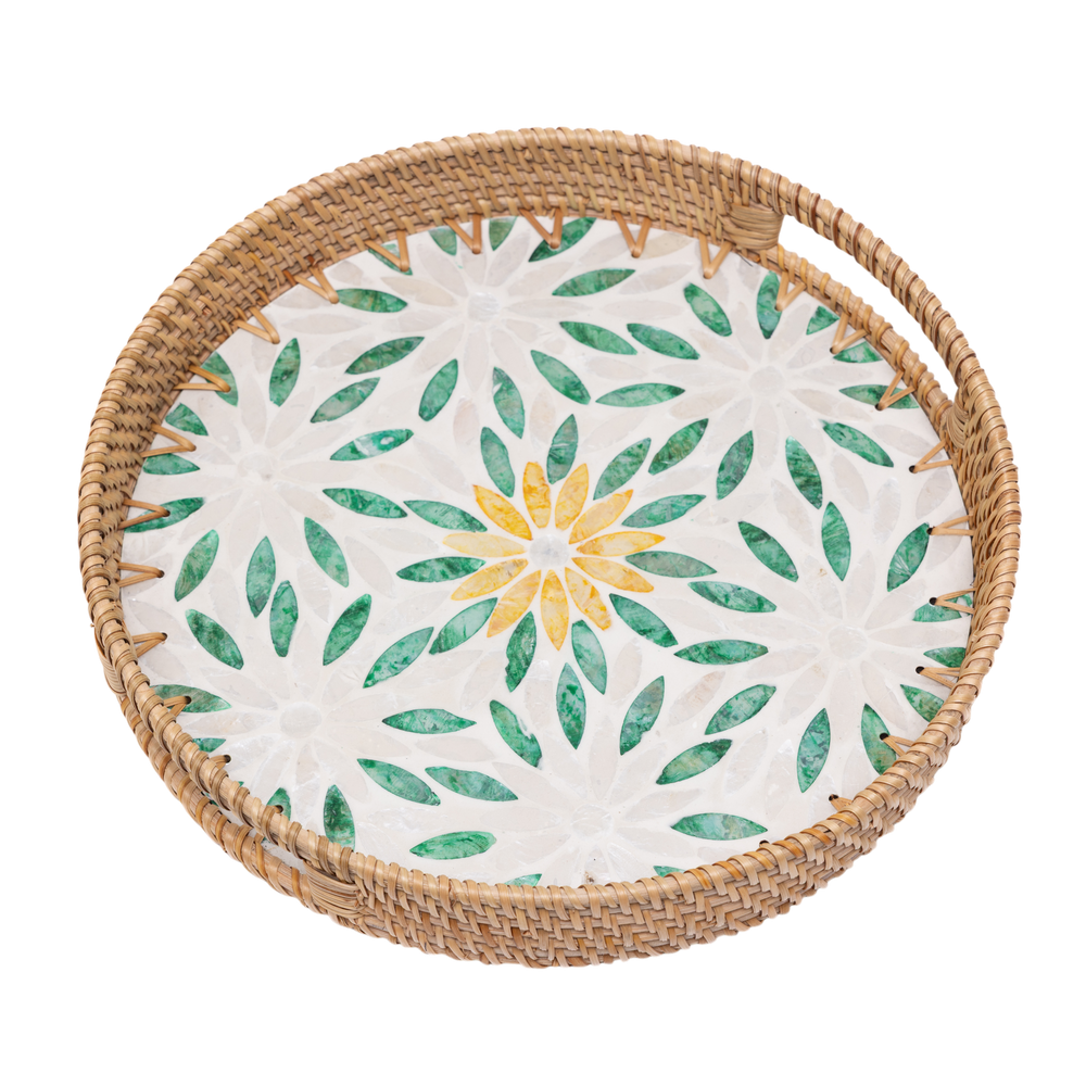 Gardenia - Plateau rond en rotin et nacre fait main, motif jardin fleuri sur fond transparent – Produit artisanal fait à la main · Kuênia