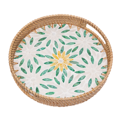 Gardenia - Plateau rond en rotin et nacre fait main, motif jardin fleuri sur fond transparent – Produit artisanal fait à la main · Kuênia
