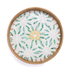 Gardenia - Plateau rond en rotin et nacre fait main, motif jardin fleuri – vue 2 – Produit artisanal fait à la main · Kuênia
