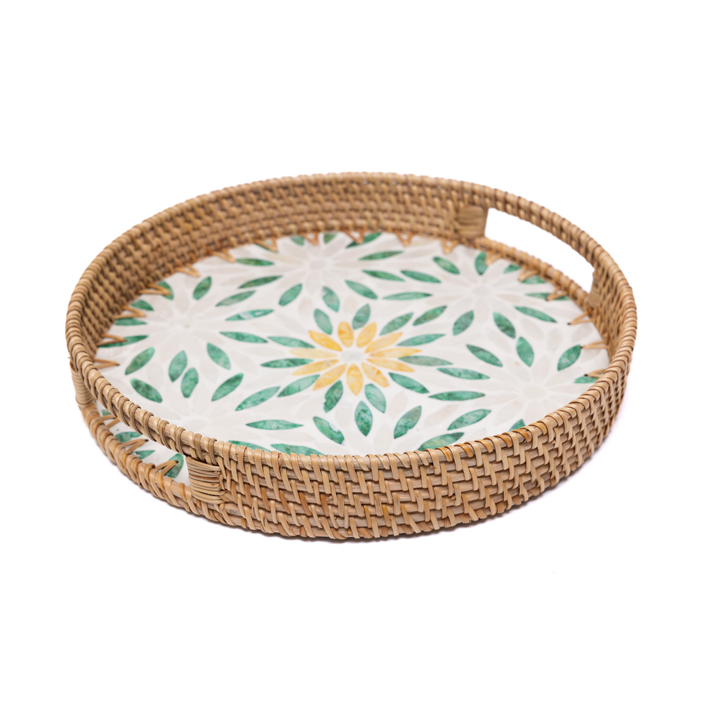 Gardenia - Plateau rond en rotin et nacre fait main, motif jardin fleuri – vue 3 – Produit artisanal fait à la main · Kuênia