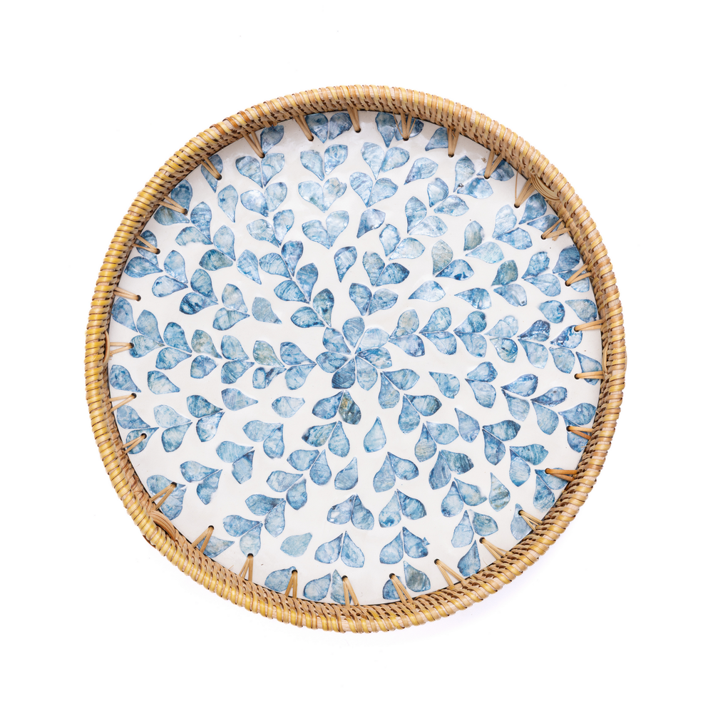 Volubia - Plateau rond en rotin et nacre fait main, motif feuillage volubile – vue 2 – Produit artisanal fait à la main · Kuênia