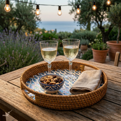 Escalia - Plateau rond en rotin et nacre fait main, motif banc de poissons – vue d'ambiance – Produit artisanal fait à la main · Kuênia