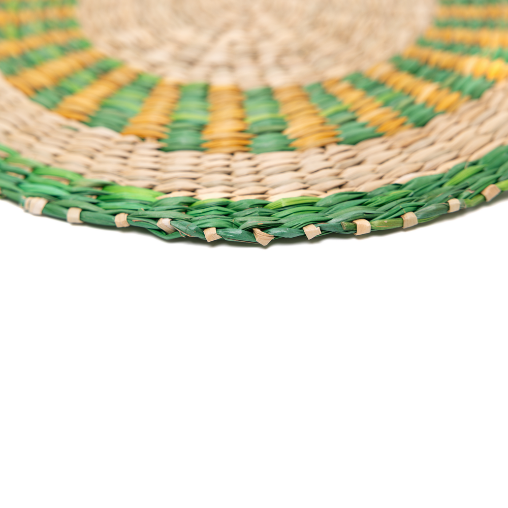 Champ Verdoyant - Set de table rond en jonc de mer tressé, motif vert et jaune – vue 3 – Produit artisanal fait à la main · Kuênia