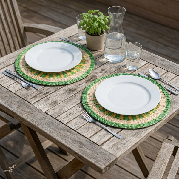 Champ Verdoyant - Set de table rond en jonc de mer tressé, motif vert et jaune – vue de détail – Produit artisanal fait à la main · Kuênia