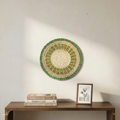 Champ Verdoyant - Set de table rond en jonc de mer tressé, motif vert et jaune – vue d'usage – Produit artisanal fait à la main · Kuênia