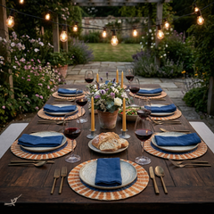 Anneau Doré - Set de table rond en jonc de mer tressé, motif bleu et orangé – vue d'ambiance – Produit artisanal fait à la main · Kuênia