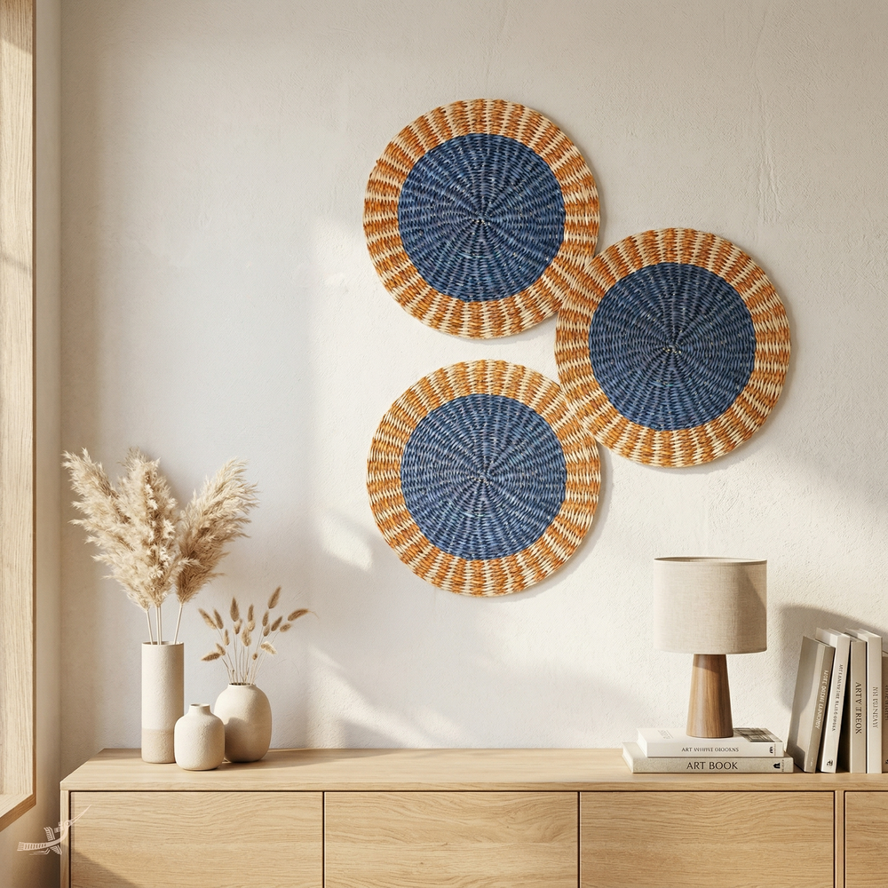 Anneau Doré - Set de table rond en jonc de mer tressé, motif bleu et orangé – vue d'usage – Produit artisanal fait à la main · Kuênia