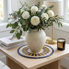 Oasis Marine - Set de table rond en jonc de mer tressé – mise en scène – Produit artisanal fait à la main · Kuênia