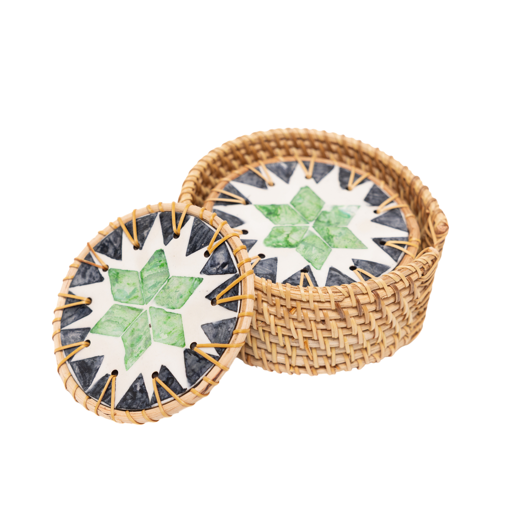 Prisme d'Agave – Coffret de 6 sous-verres en rotin et nacre, motif vert géométrique sur fond transparent – Produit artisanal fait à la main · Kuênia