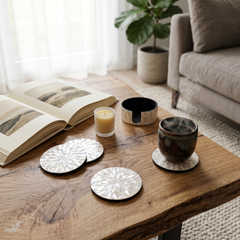 Reflets de Cristal - Coffret de 6 sous-verres tout nacre, motif floral translucide – vue d'ambiance – Produit artisanal fait à la main · Kuênia