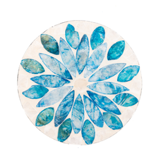Corolle de Topaze - Coffret de 6 sous-verres tout nacre, motif floral bleu – vue 2 – Produit artisanal fait à la main · Kuênia