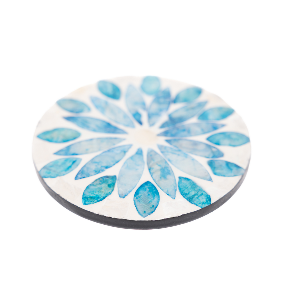 Corolle de Topaze - Coffret de 6 sous-verres tout nacre, motif floral bleu – vue 3 – Produit artisanal fait à la main · Kuênia