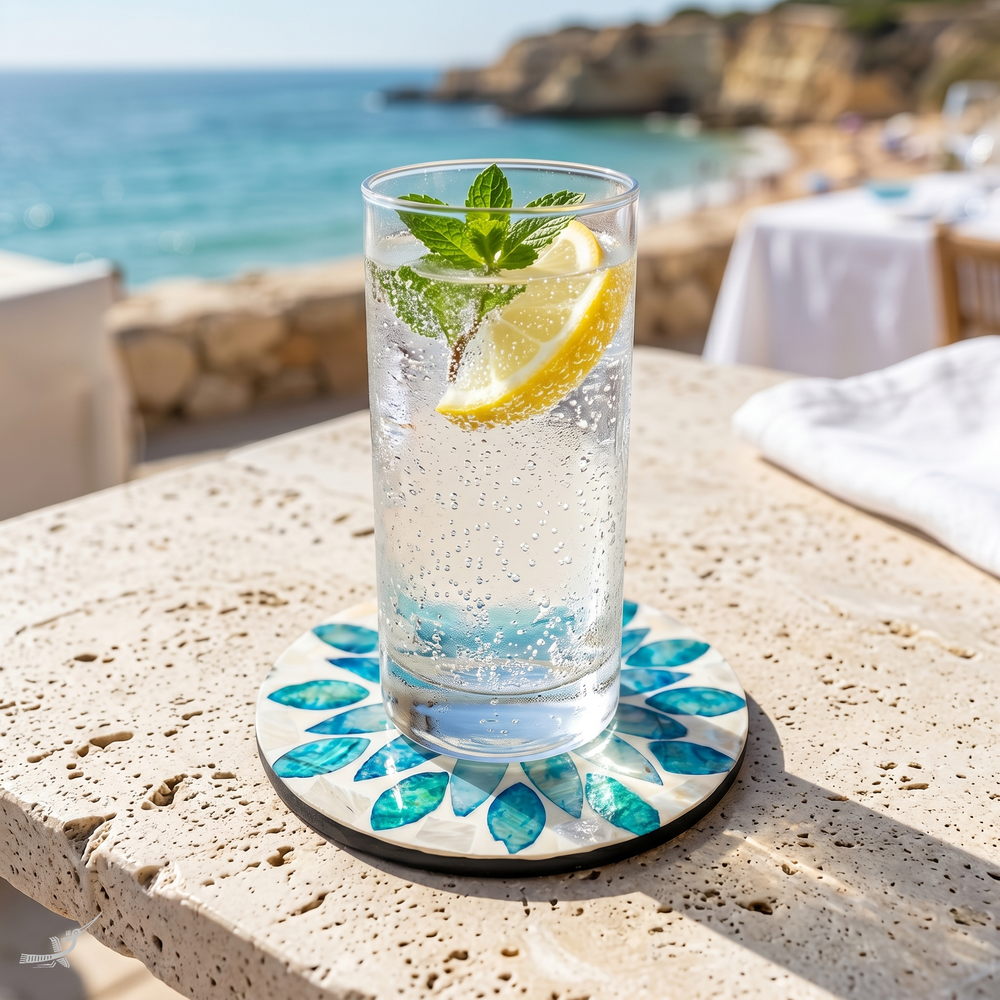 Corolle de Topaze - Coffret de 6 sous-verres tout nacre, motif floral bleu – vue de détail – Produit artisanal fait à la main · Kuênia