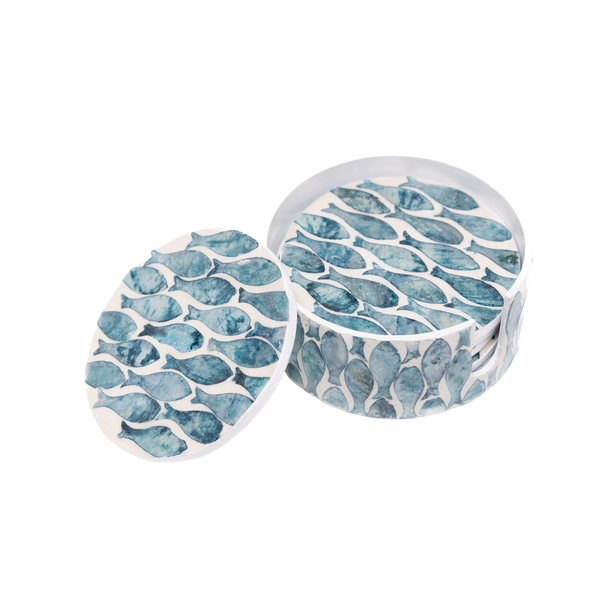 Écailles de Nacre – Coffret de 6 sous-verres tout nacre, motif banc de poissons sur fond transparent – Produit artisanal fait à la main · Kuênia