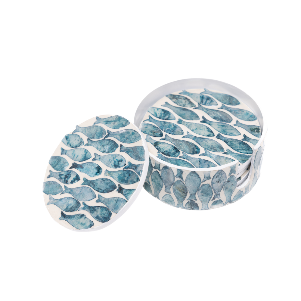 Écailles de Nacre – Coffret de 6 sous-verres tout nacre, motif banc de poissons sur fond transparent – Produit artisanal fait à la main · Kuênia