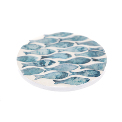 Écailles de Nacre – Coffret de 6 sous-verres tout nacre, motif banc de poissons – vue 3 – Produit artisanal fait à la main · Kuênia