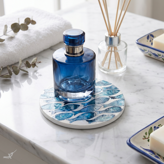 Écailles de Nacre – Coffret de 6 sous-verres tout nacre, motif banc de poissons – vue d'ambiance – Produit artisanal fait à la main · Kuênia