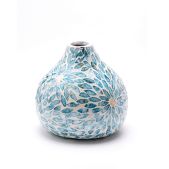 Celesto - Vase décoratif goutte d'eau en marqueterie de nacre bleue, motif floral – vue 2 – Produit artisanal fait à la main · Kuênia